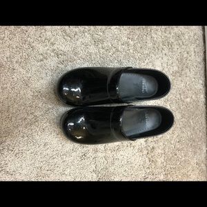 Patent leather danskos